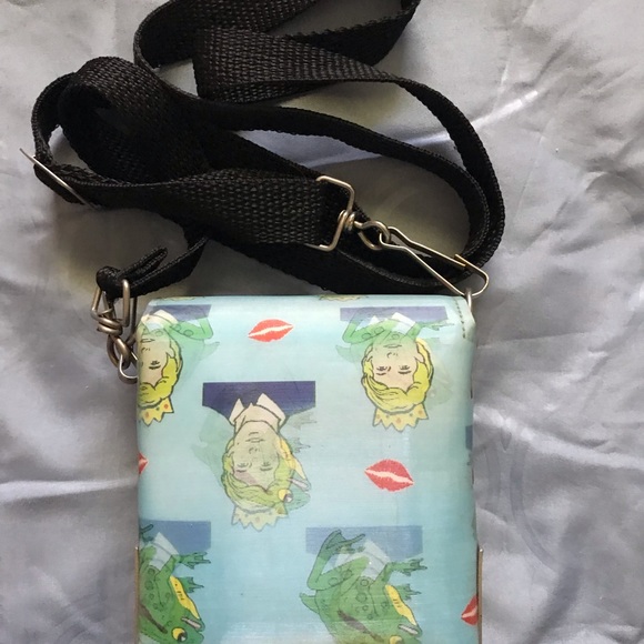 Tiny whimsical Frog Prince bag - Picture 3 of 6